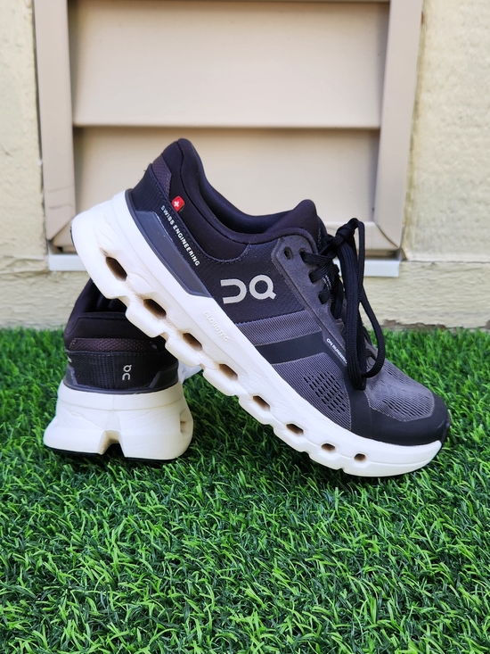 On Running Shoes - On Running Running Cloudswift Women's Running Shoes - Black/White SIZE 6